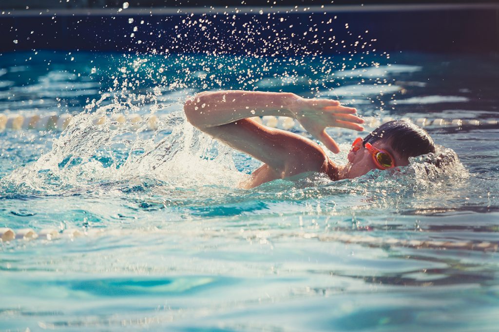 Photo d'un enfant nageant