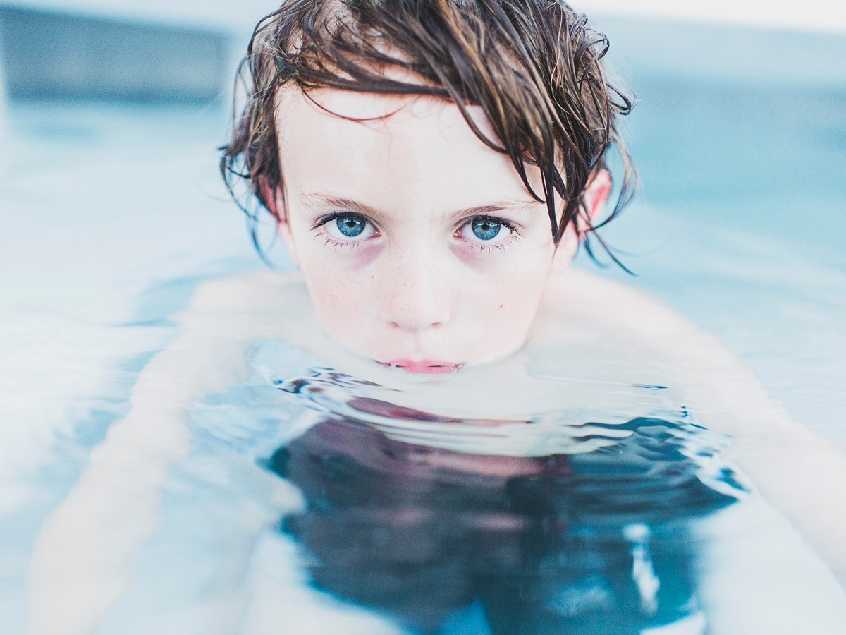 Photo d'un enfant dans l'eau