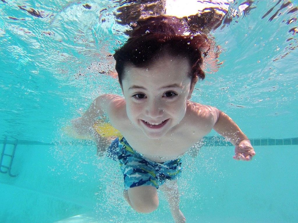 Photo d'un enfant dans l'eau
