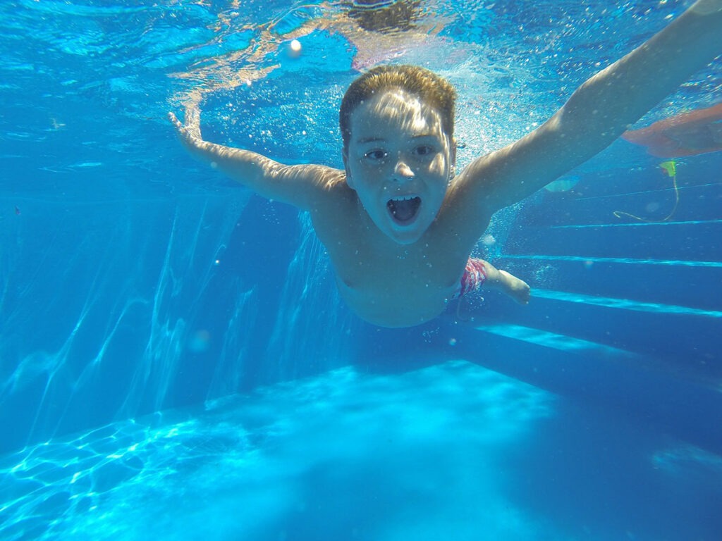 Photo d'un enfant qui s'amuse dans l'eau